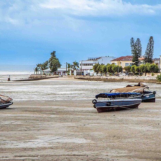 Dunkle Wolken über einer Siedlung am Meer
