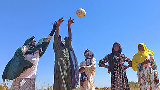 Mädchen aus Sudan spielen Volleyball