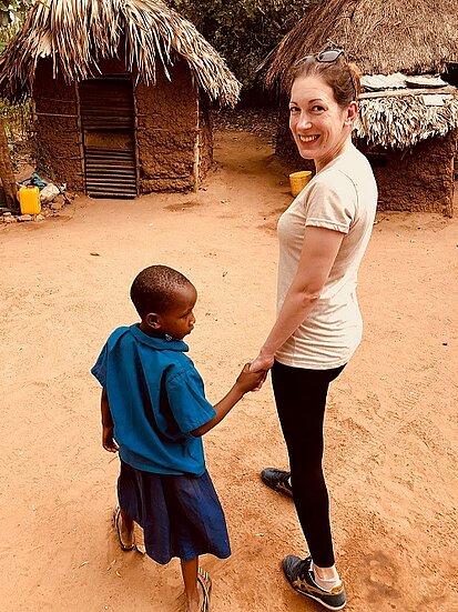 Antonia Kerschbaumer mit ihrem Patenkind Rael Ngina