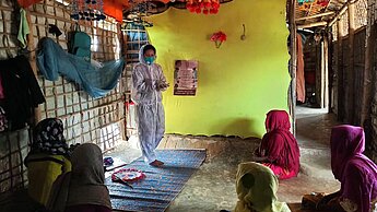 Die von Plan organisierten Informationsveranstaltungen klären über effektive Hygienemaßnahmen auf. © Plan International/Keira Dempsey. Die von Plan organisierten Informationsveranstaltungen klären über effektive Hygienemaßnahmen auf. © Plan International/Keira Dempsey.