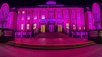 Das pink erleuchtete Holthusenbad in Hamburg. ©Michael Björnso