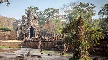Nur wenige Kilometer hinter der Stadt Siem Reap ragen die weltberühmten Türme rund um Angkor Wat aus dem Urwald heraus. © Hartmut Schwarzbach/argus