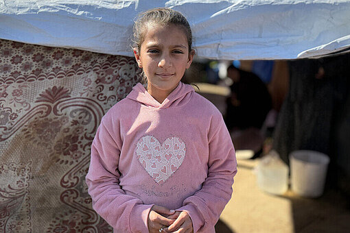 Elin im Geflüchtetencamp in Gaza Elin vor ihrem Zelt im Geflüchtetencamp in Gaza