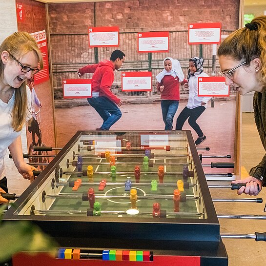 Zwei Frauen spielen Tischkicker