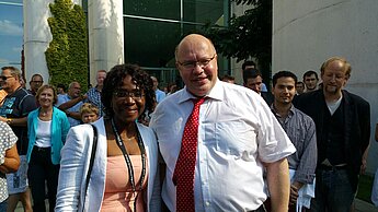 Am Nachmittag besuchte Peter Altmaier, Chef des Bundeskanzleramtes den Infostand von Gut Leben in Deutschland - Was uns wichtig ist. ©Plan