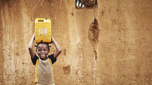 Plan setzt sich für eine verbesserte Wasserversorgung in der Region Lofa ein, indem in sechs Gemeinden je zwei Wassertanks installiert werden. Das Bild stammt aus einem ähnlichen Plan-Projekt in Sambia. © Plan International / Niels Busch