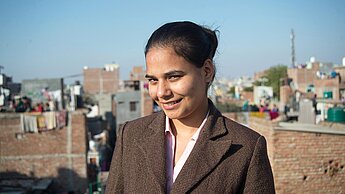 Neha hat nach Absolvierung des Trainingsprogramms einen Job gefunden, mit dem sie das Familieneinkommen verdoppeln kann. © Plan International / Vivek Singh