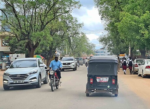 Auf den Straßen der Hauptstadt Juba Autos fahren durch eine Stadt