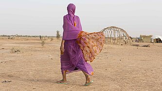 Die Covid-19-Pandemie gefährdet die Bildung von vier Millionen Mädchen in der Sahel-Zone, da sie durch Schulschließungen nicht zur Schule gehen können. ©Plan International/Mike Goldwater