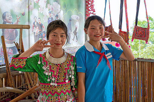 Zwei junge H'Mong-Mädchen