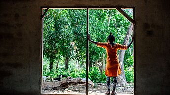 Mädchen in Sierra Leone blickt aus dem Fenster
