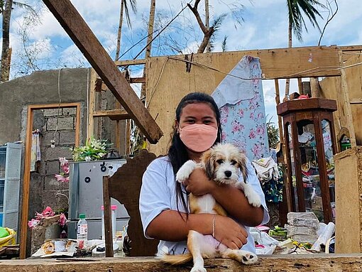 Francine aus Leyte mit ihrem Hund Mädchen mit Hund