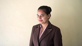 Neha lebt mit ihrer Schwester und ihrem Vater in einem Slum in einem Außenbezirk der indischen Mega-Metropole Delhi.