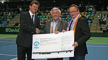 Wolfgang Porschen, in der Gesctionahäftsführung von Plan Internal Deutschland zuständig für Sportkooperationen, nahm gern den Spendenscheck entgegen.