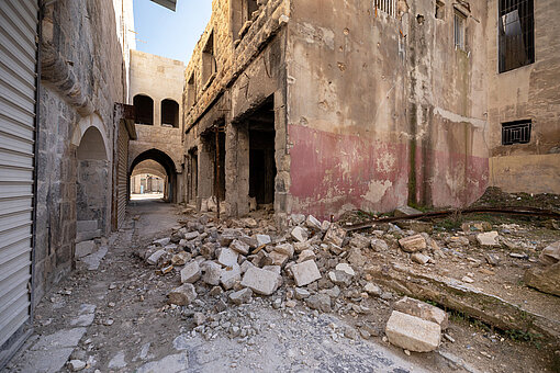 Eine mit Trümmern bedeckte Straße nach dem Erdbeben 2023 im syrischen Aleppo Eine Straße voller Häusertrümmer in Aleppo