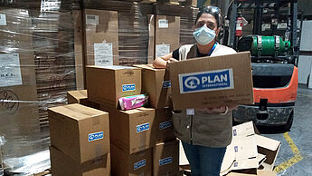 Dringend benötigte Hilfsgüter treffen ein. ©Plan International