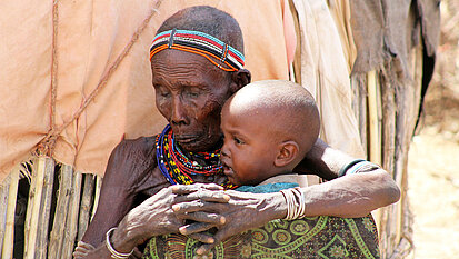 Durch den Klimawandel kommt es auch zu verstärkten Dürreperioden, wie hier in Kenia: Tausende Menschen haben nicht genug zu essen, da ihre Ernte und ihr Vieh der Dürre nicht standhalten konnten. Durch den Klimawandel kommt es auch zu verstärkten Dürreperioden, wie hier in Kenia: Tausende Menschen haben nicht genug zu essen, da ihre Ernte und ihr Vieh der Dürre nicht standhalten konnten.