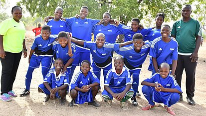 Manschaftsfoto eines jugendlichen Sportteams in blauen Trikots