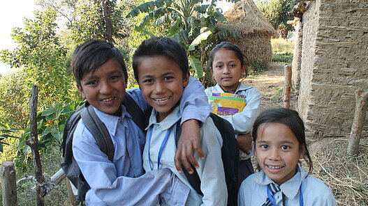 In unserer Projektregion Karnali fördern wir die Lesefähigkeiten von Kindern in der Grundschule.