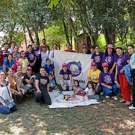 Pflegekräfte aus Paraguay stehen draußen bei einer Projektveranstaltung