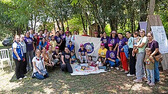 Pflegekräfte aus Paraguay stehen draußen bei einer Projektveranstaltung