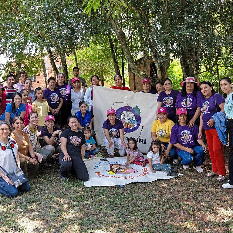 Pflegekräfte aus Paraguay stehen draußen bei einer Projektveranstaltung