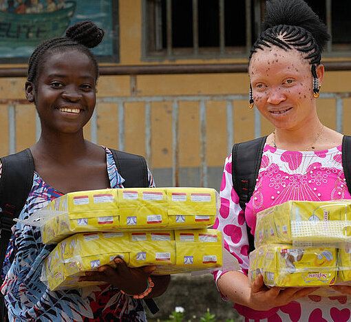 Zwei Mädchen aus Guinea mit Hygiene-Sets 