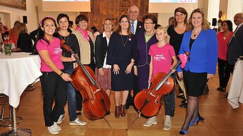 Starke Unterstützung für die Rechte von Mädchen, auch von Landestagspräsidentin Barbara Stamm (4. von rechts).