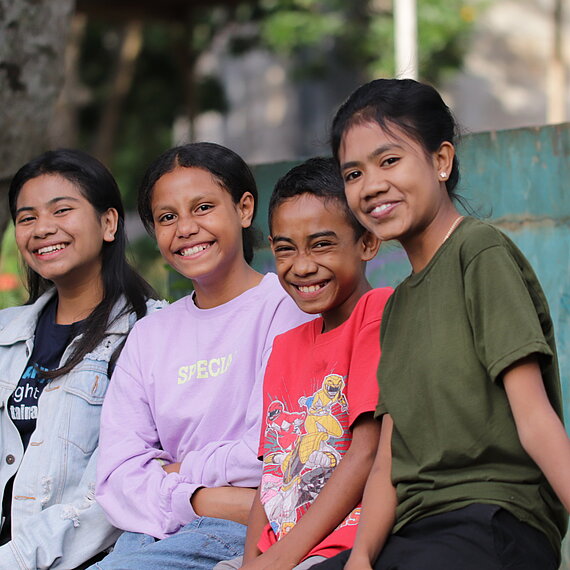 Vier Jugendliche lächeln in die Kamera