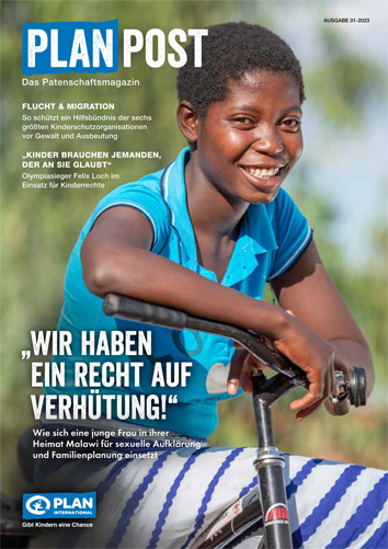 Eine junge Frau in Malawi lacht auf ihrem Fahrrad sitzend