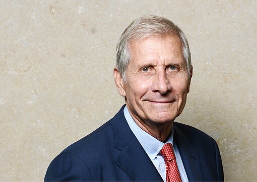 Ulrich Wickert Ein Herr in dunklem Anzug und mit rotem Schlips