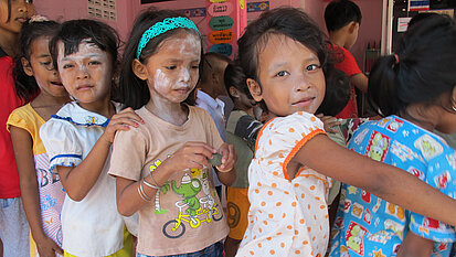 Wir unterstützen Mädchen besonders beim Zugang zu Bildung, wie hier in Thailand. ©Plan International