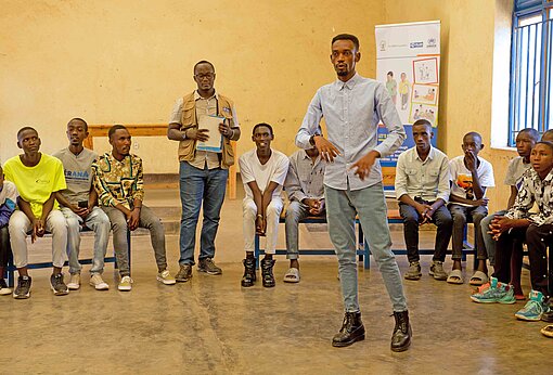 Bei „Champions of Change“ arbeitet Plan International gezielt mit Jungen und jungen Männern zusammen, wie dem 17-jährigen Merveille aus dem Kongo Ein junger Mann steht Rede und Antwort
