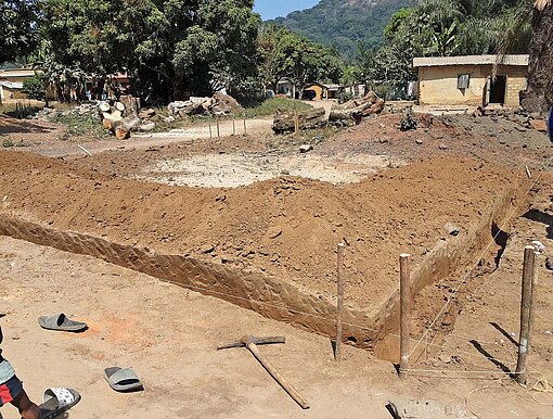 Plan International unterstützt verschiedene Infrastrukturprojekte im westafrikanischen Guinea Das Fundament eines Hauses
