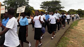 Früh verheiratete Kinder schließen selten die Schule ab und werden selber zu früh Eltern – der Kreislauf der Armut dreht sich weiter. © Plan