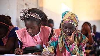 Weltweit leiden unzählige Mädchen unter Gewalt an der Schule - mit schwerwiegenden Folgen. © Plan