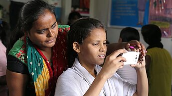 Auch in dem Zentrum für digitales Lernen von Plan Indien in Neu Dehli lernen Mädchen und junge Frauen, Internet und soziale Medien zu bedienen. © Plan International / Parav