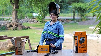 Lizzy mit Helm am Schweißgerät