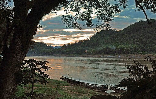 Sonnenuntergang am Ufer des Mekong in Laos Morgensonne über einem Fluss