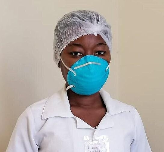 Portrait von Krankenpflegerin Fausia mit Maske.