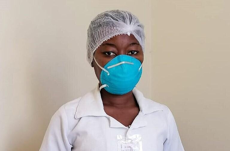 Portrait von Krankenpflegerin Fausia mit Maske.