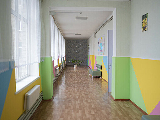 Wiederaufgebaute Schule in der Ukraine mit bunten Wänden