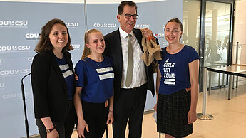 Miriam (21), Susan (22) und Paula (17) aus dem Plan-Jugendbeirat trafen im Vorfeld des internationalen Tags gegen Kinderarbeit Bundesentwicklungsminister Gerd Müller im Bundestag in Berlin. © Plan International