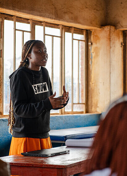 Ein Mädchen aus dem Dzaleka-Geflüchtetenlager spricht engagiert beim Youth Advisory Panel, um positive Veränderungen anzustoßen Ein Mädchen spricht vor dem Youth Advisory Panel im Dzaleka-Geflüchtetenlager