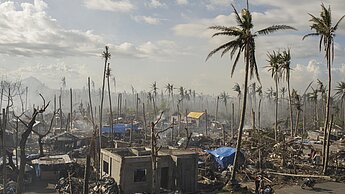 Taifun Haiyan richtete 2013 in den Phillipinen massive Schäden an (siehe Foto). Damals kamen mehr als 6.300 Menschen ums Leben. Taifun Mangkhut war in diesem Jahr bislang der stärkste Sturm für die Philippinen. ©Plan International/ Pieter ten Hoopen