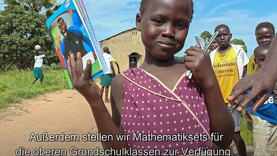 Lernmaterialien unterstützen die Bildung von Schüler:innen im Südsudan