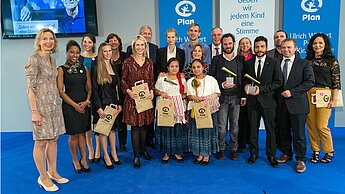 Plan-Gastgeber, Preisträger, prominente Ehrengäste, Jugendvertreterinnen und Jury-Mitglieder bei der Verleihung des Ulrich Wickert Preis 2014. © Michael Fahrig