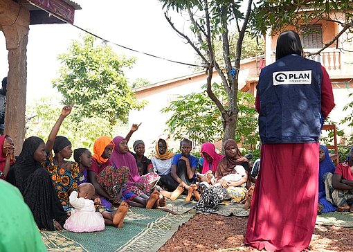 Plan-Mitarbeiterin Kadiatou Diallo ermutigt, hilft und klärt auf Plan-Mitarbeiterin Kadiatou Diallo ermutigt, hilft und klärt auf