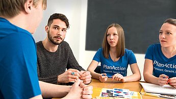 Jugendliche von Plan Action im Gespräch mit Robert Redweik © Hergen Schimpf