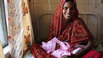 Baby Nargis wurde 2011 in Indien geboren und ist eines von mehreren Babys, die weltweit symbolisch zum siebenmilliardsten Menschen erklärt wurden. © Plan